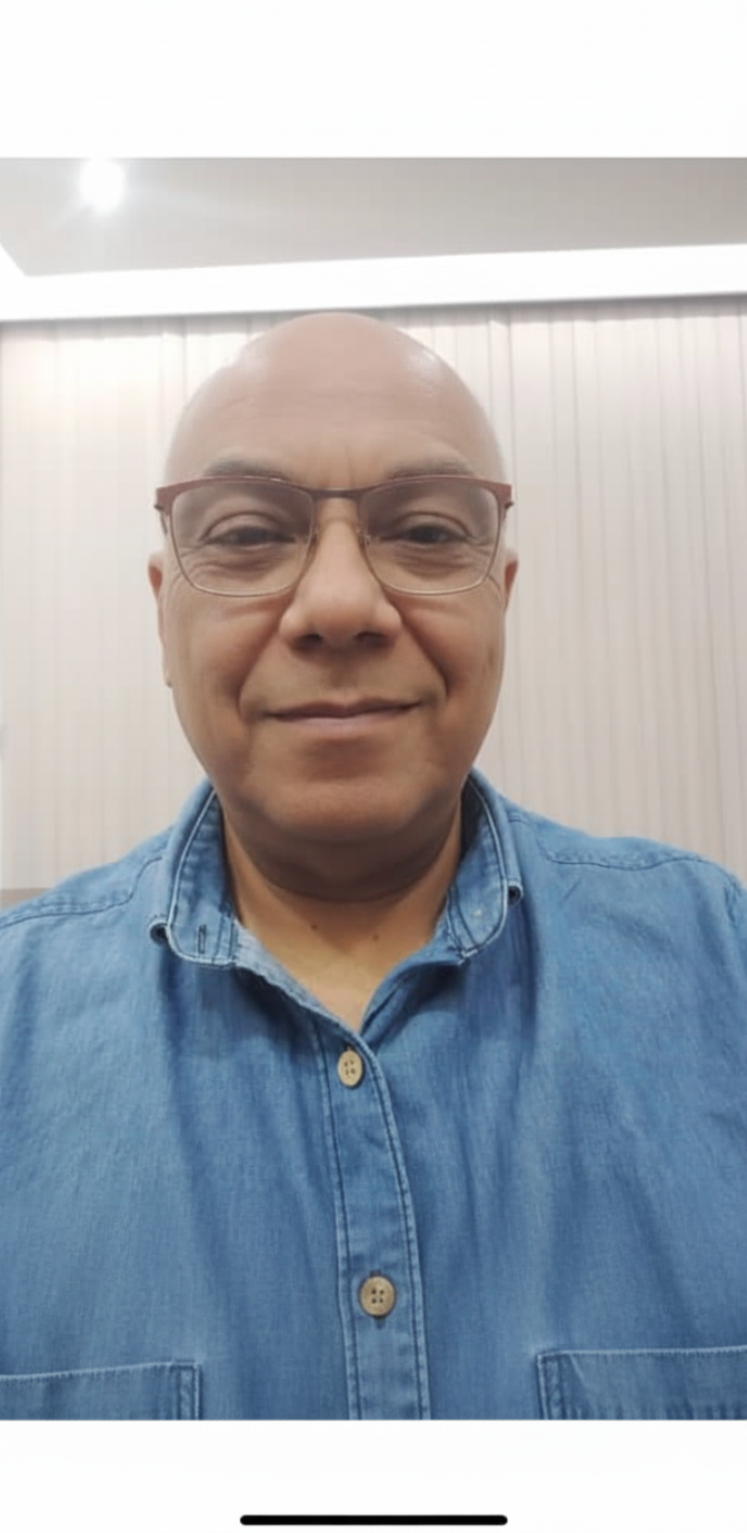 Hermes Sánchez — Fundador y CTO de HermesAI, 40 años de experiencia en banca, seguros y transformación digital